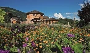 * Wanderung und Besichtigung der Latschenöl-Brennerei & Kräutergarten Bergila mit Sonja