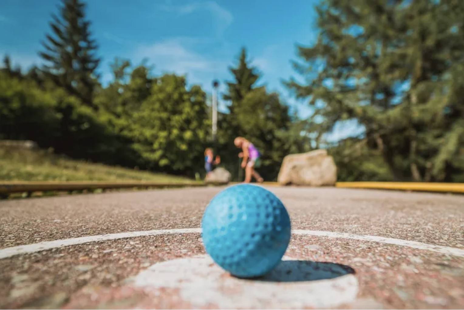Minigolf in Bischofshofen for youngsters, teens (11-17 years). Registration deadline: Monday 21.00 at the reception desk