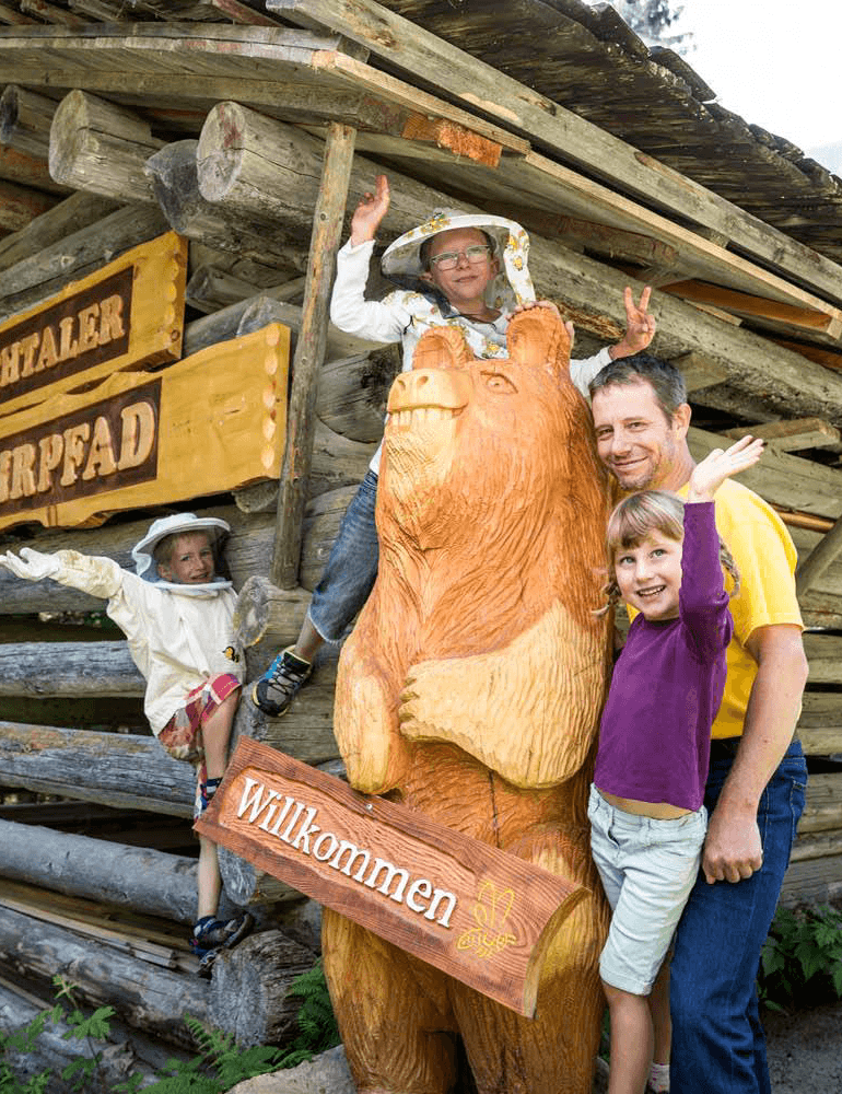 Guided tour of the Lesachtal educational bee trail "Looking over the beekeeper's shoulder