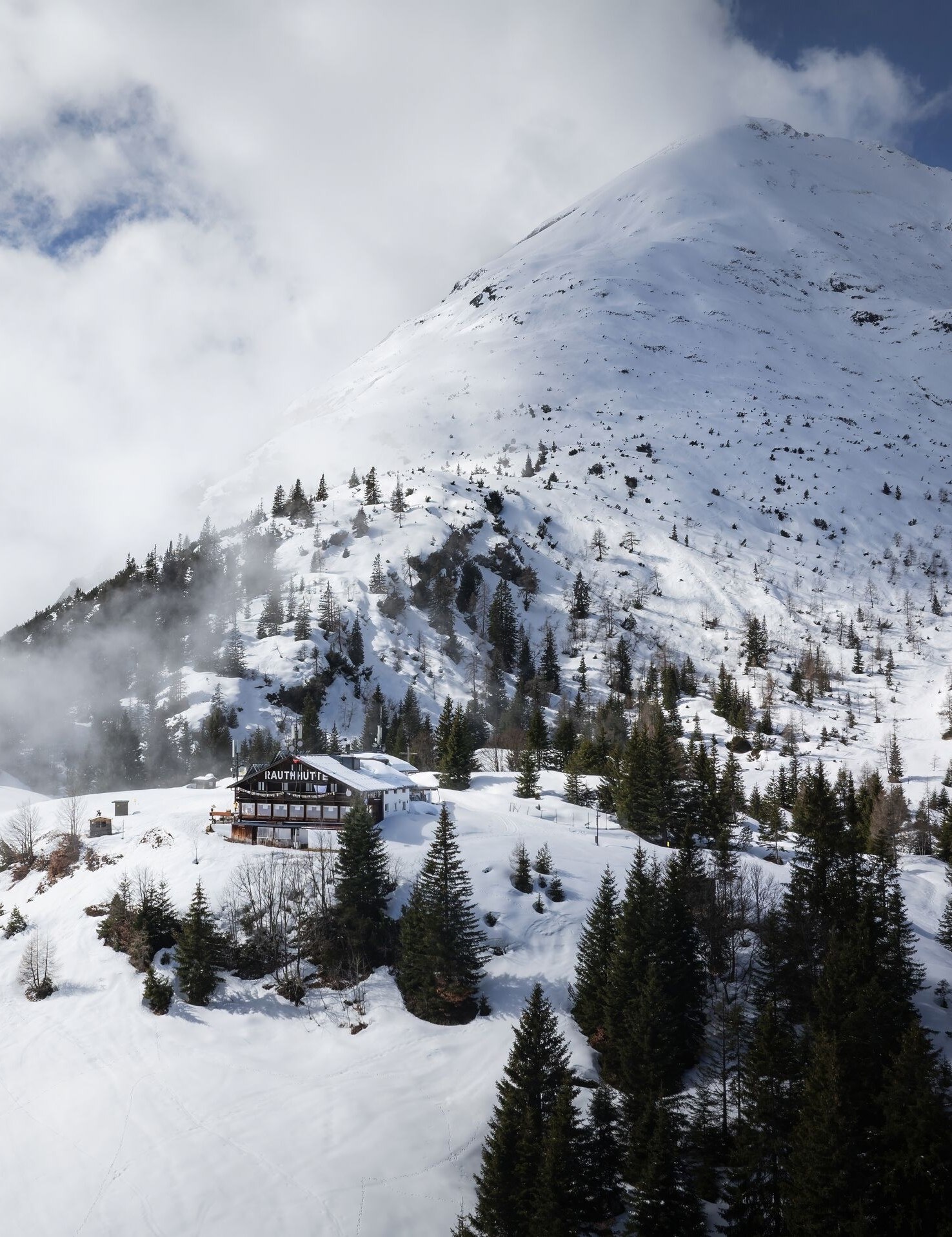 Snowshoe hike to the Rauthhütte