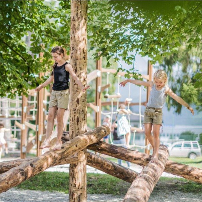Spielplatz Niederdorf mit Eis essen: Spiele und Spaß 