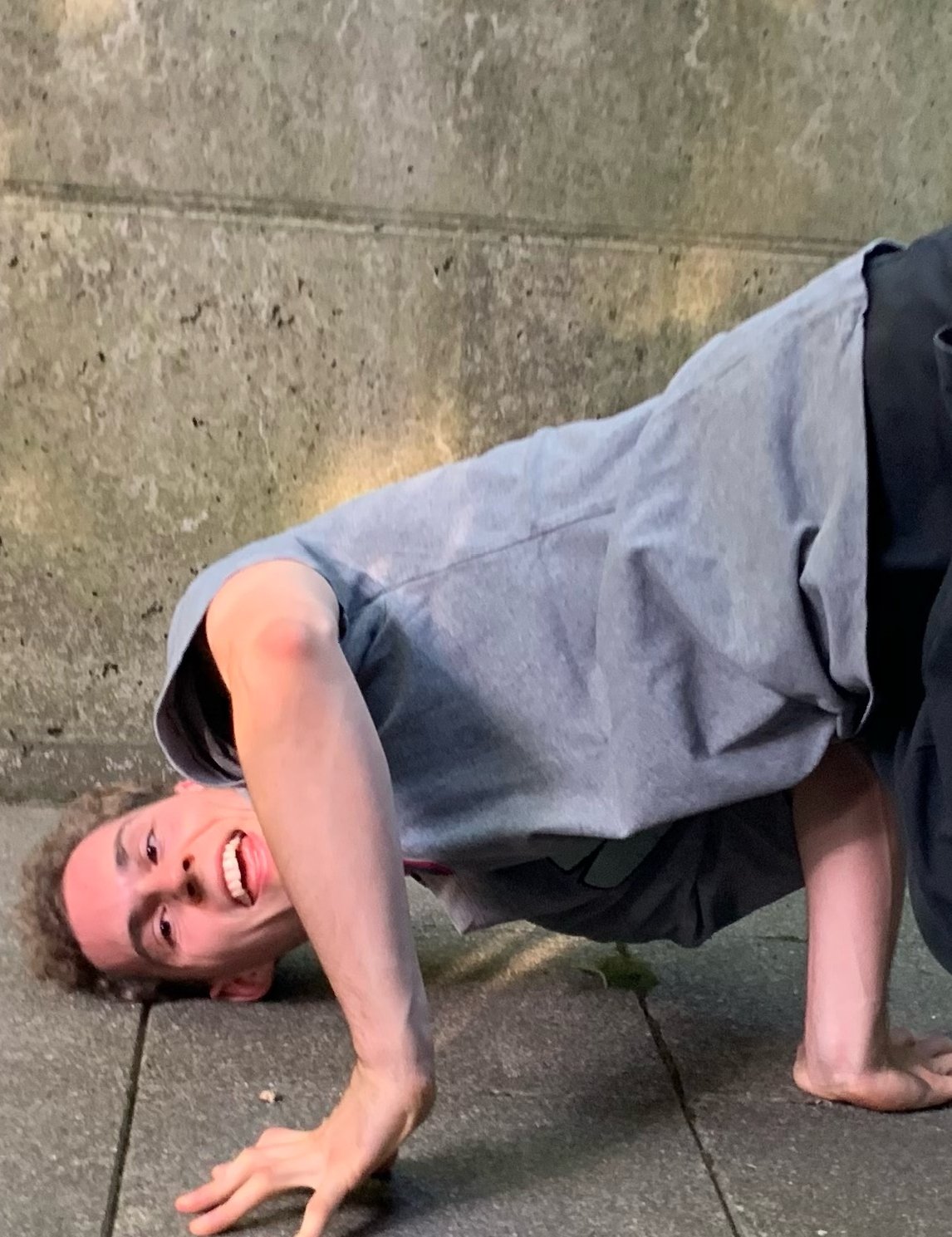 "Breakdance - Powermoves mit Benni
Wir geben volle Power, in dynamischen Moves wie Windmills und Headspins. *