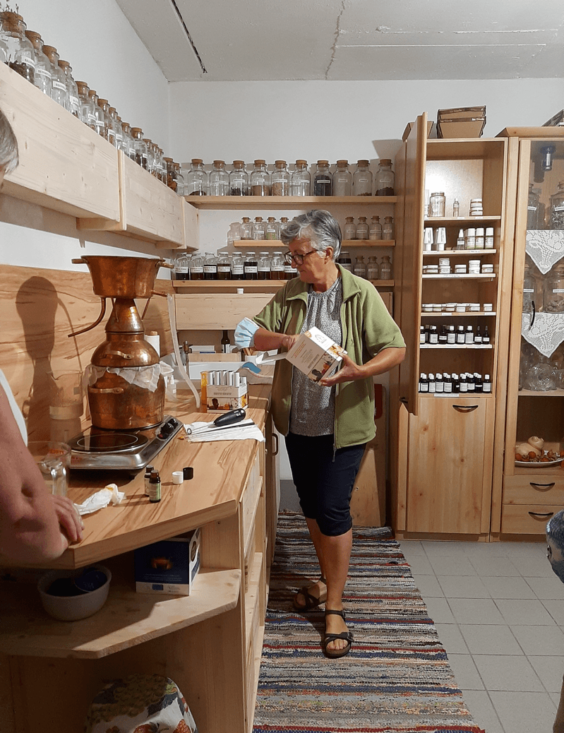 Laboratorio di erbe di Martha Stieger con produzione di 2 prodotti da portare via
