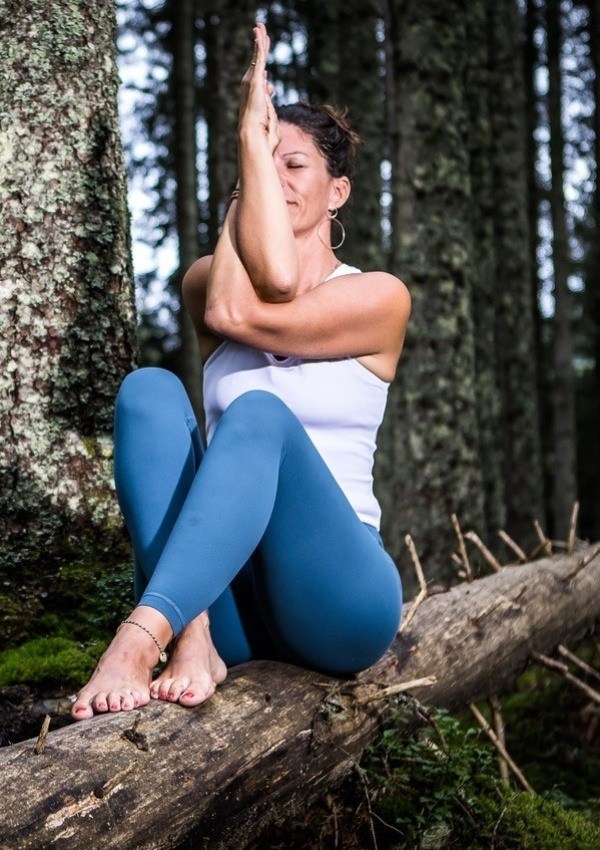 Vinyasa Yoga (Power Yoga) mit unserer Yogalehrerin Katharina