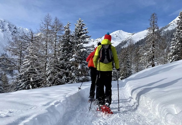 Escursione con le racchette da neve