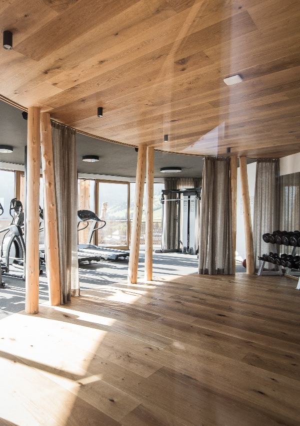 Explanation of the fitness equipment in the gym
