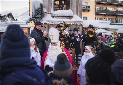 Processione di San Nicola con angeli e Krampus