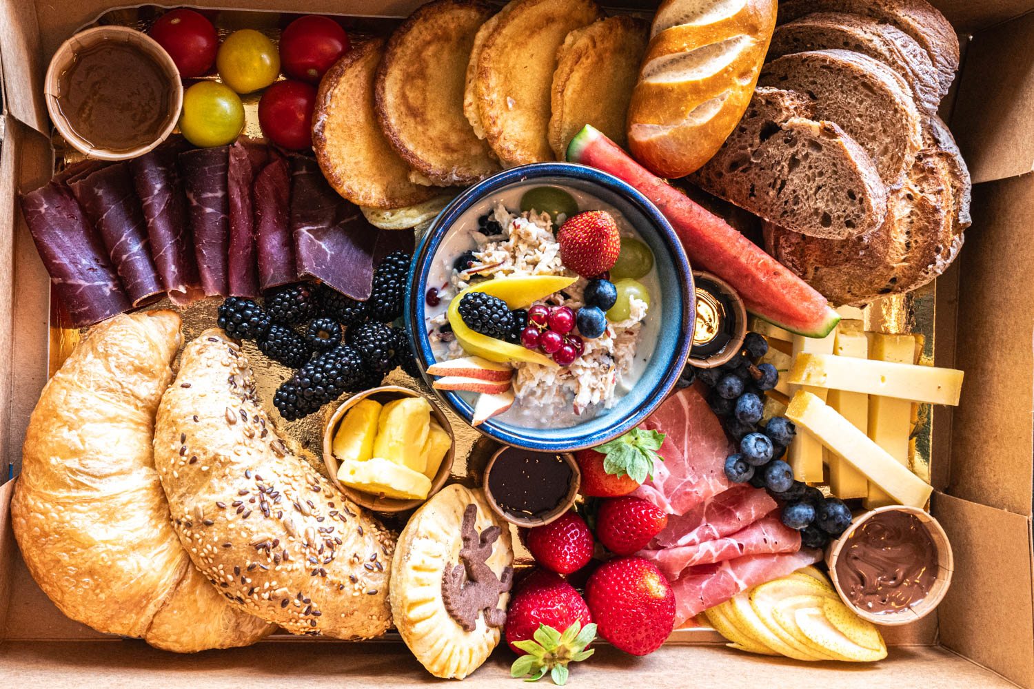 Pyjama breakfast in your vacation home - our breakfast basket