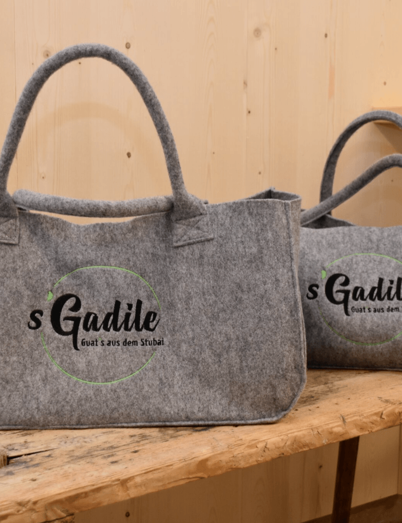 Tasting and sale at "s'Gadile", the Stubai farm store in Fulpmes