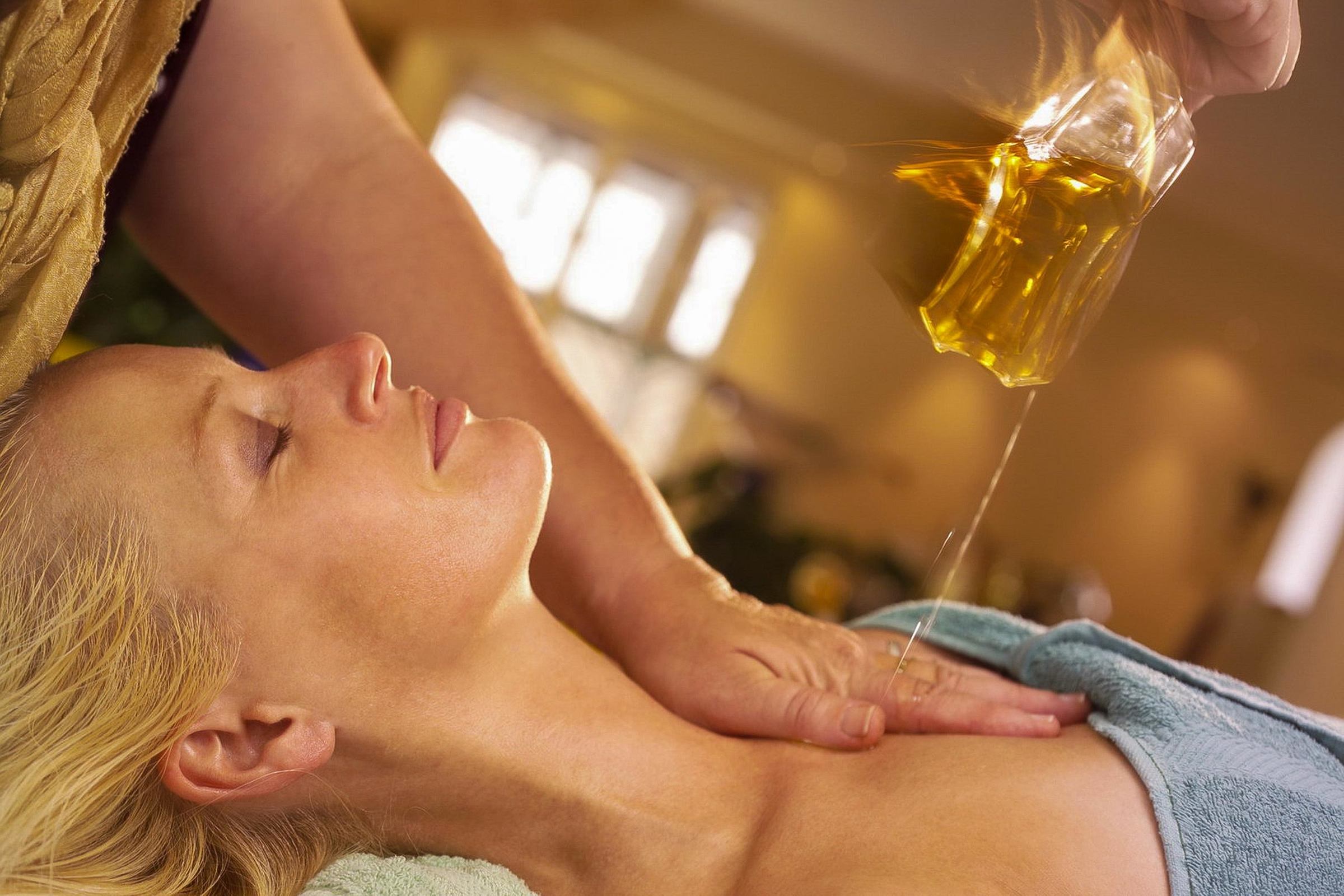 Klassische Massagen mit aromatisierten Ölen / Lotion