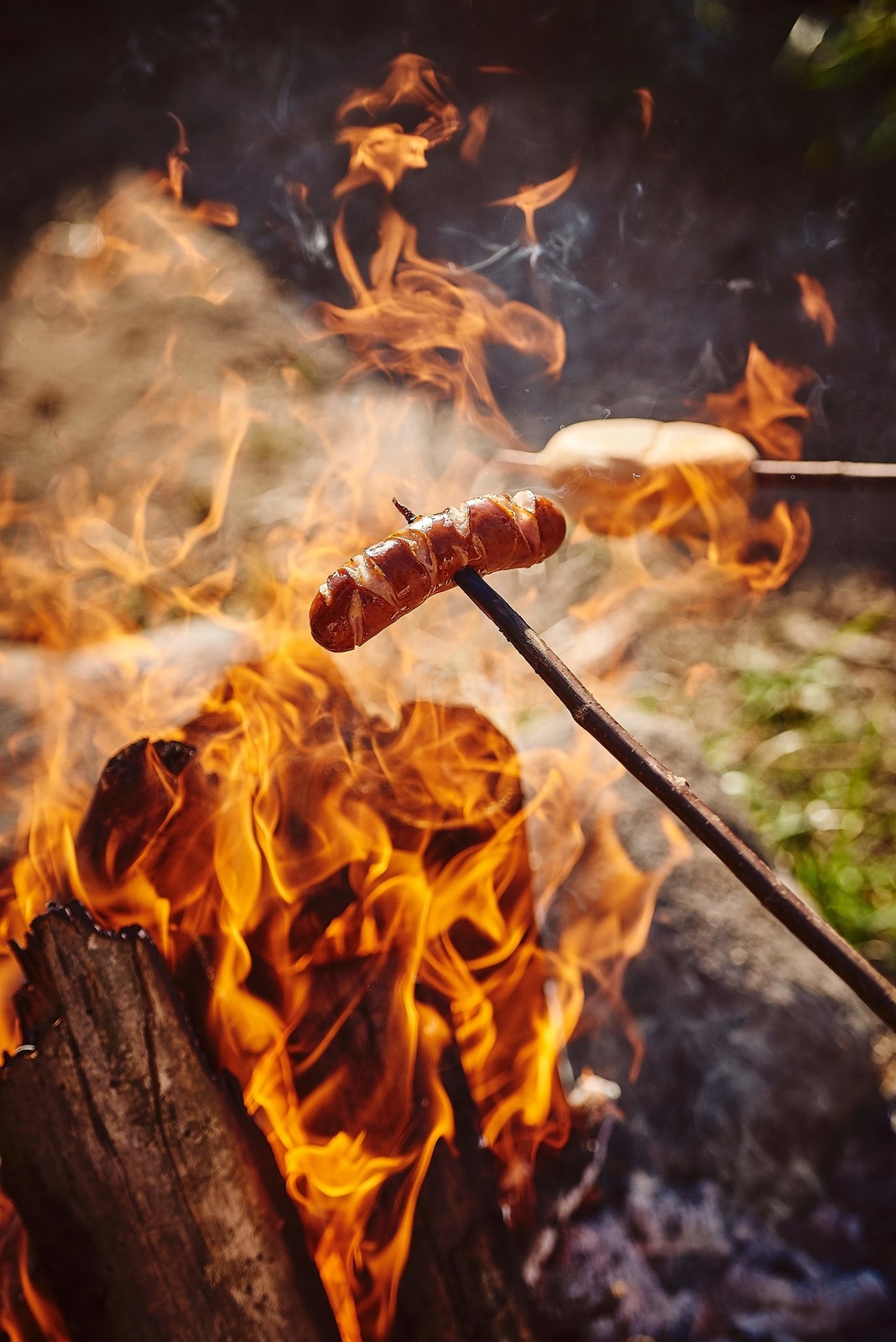 Lagerfeuer mit Würstchen am Stock 