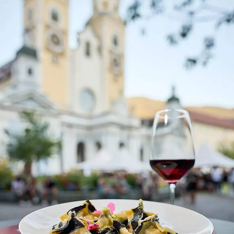 Dine, Wine & Music