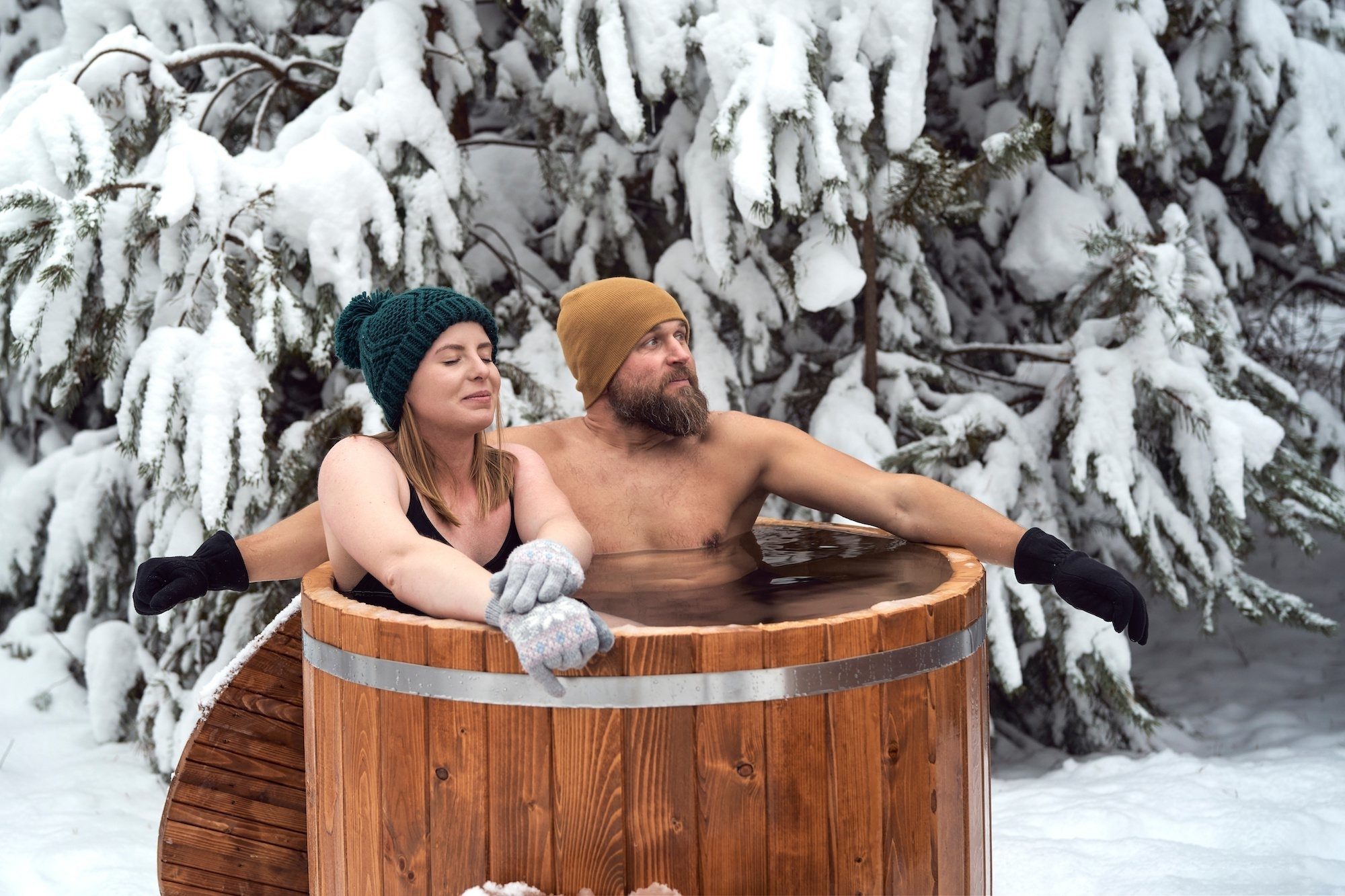 Private Hot Tub & Sauna im Winterwald