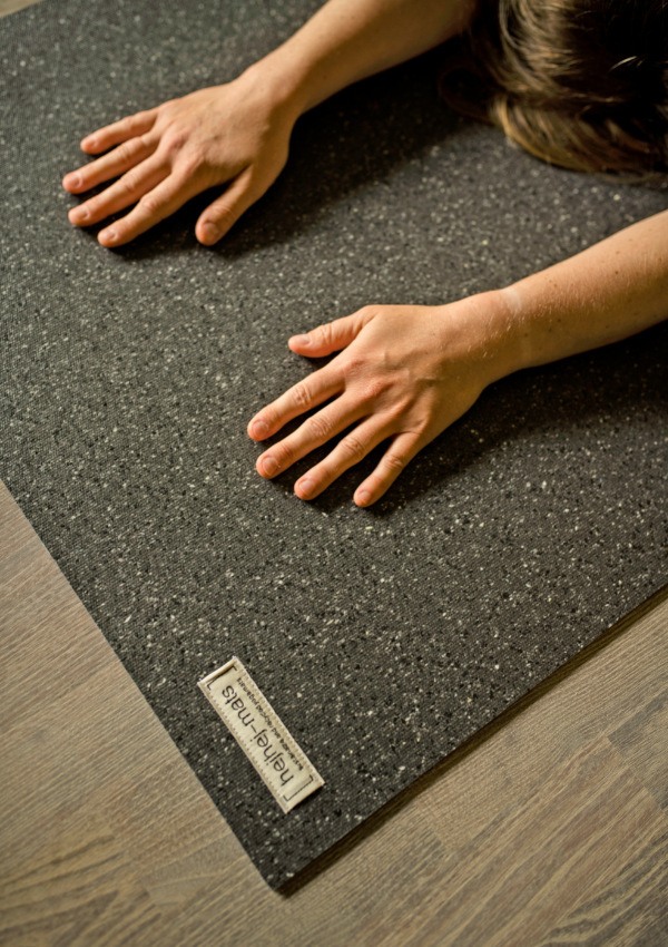 Hatha Yoga im Yogaraum oder am Walddeck