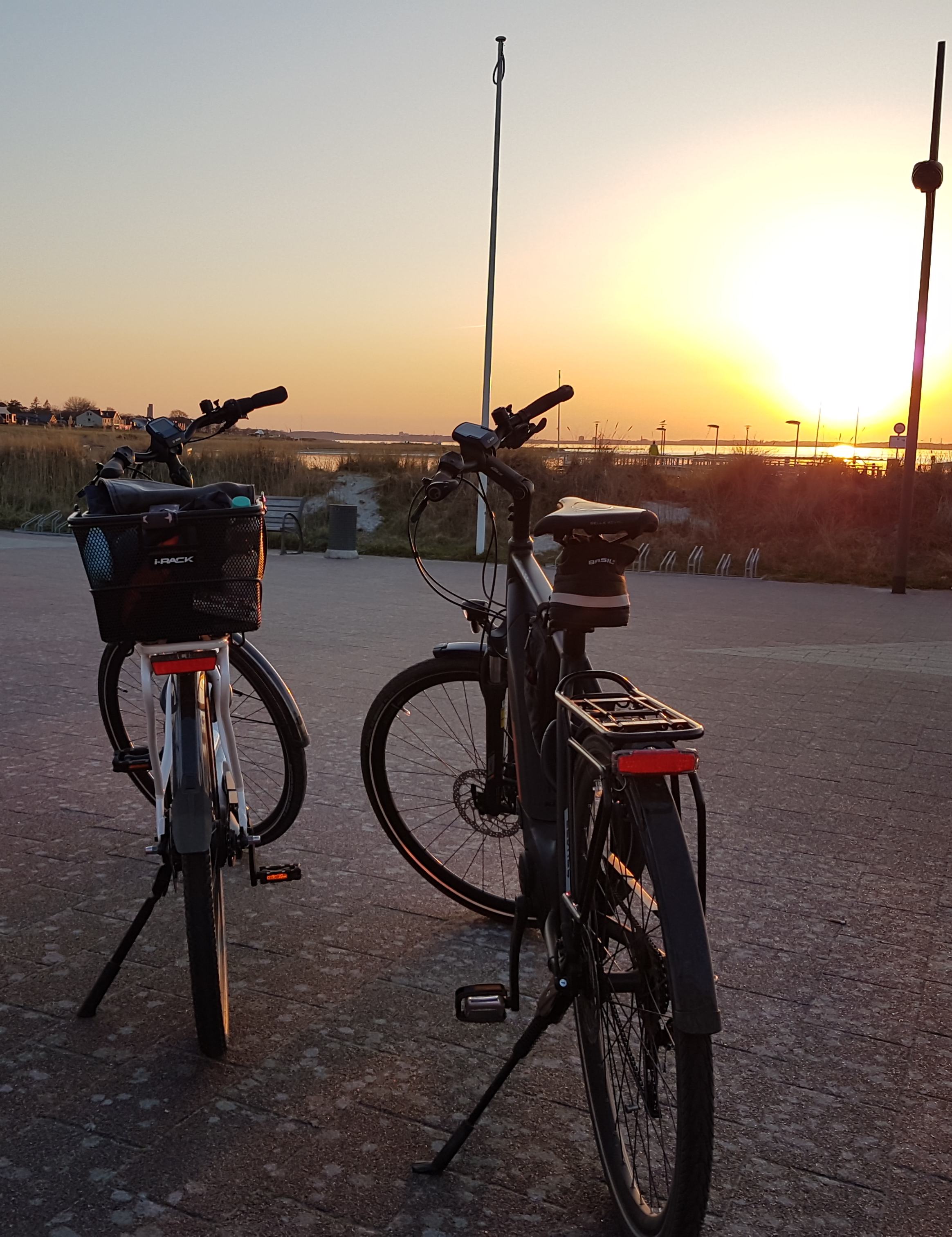 Bicycle tour in the evening light with Oke