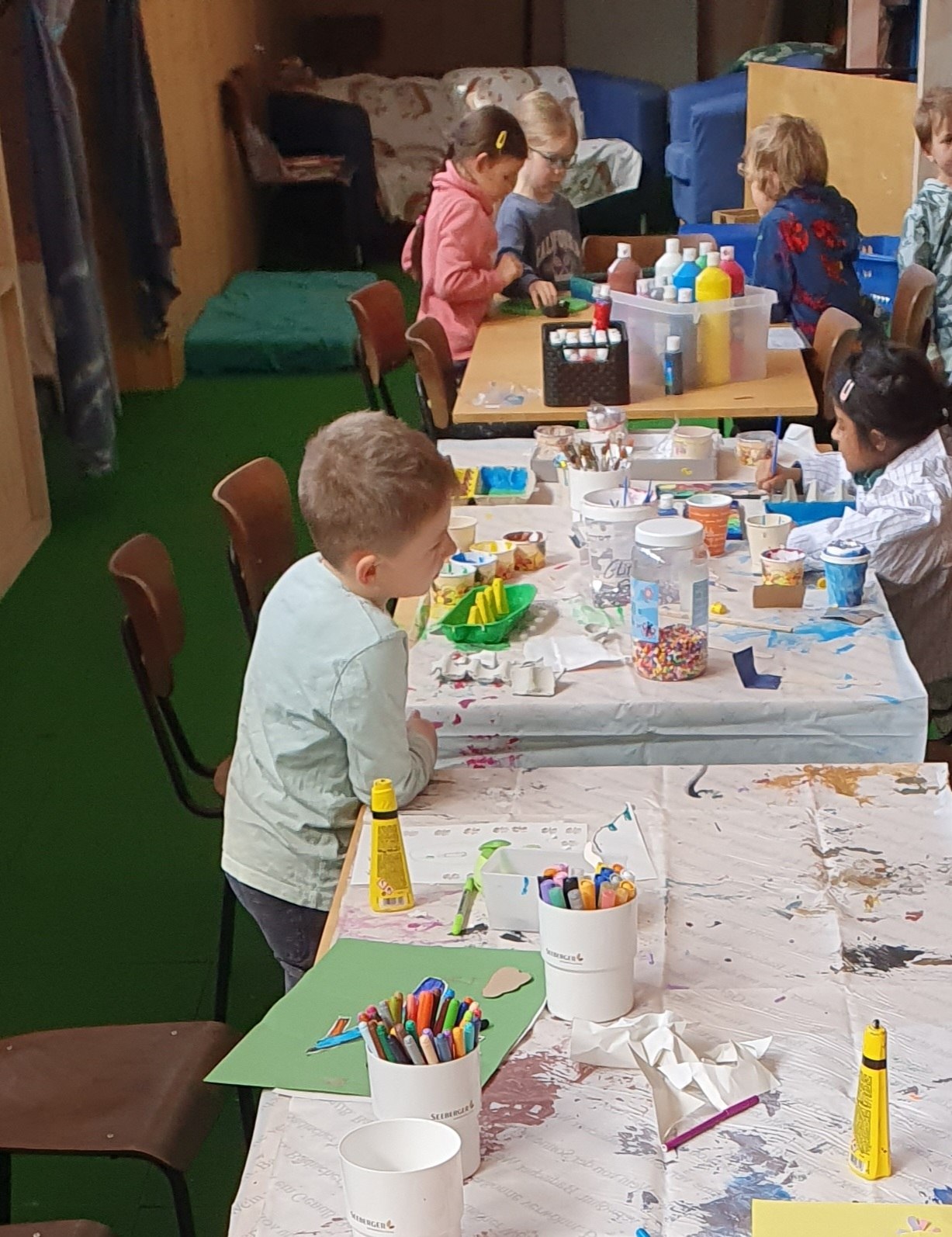 Kinderbetreuung - Wir basteln für den Mutter- und Vatertag