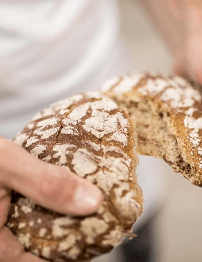 Esperienza di cottura del pane altoatesino nel cortile del castello di Tschenglsburg