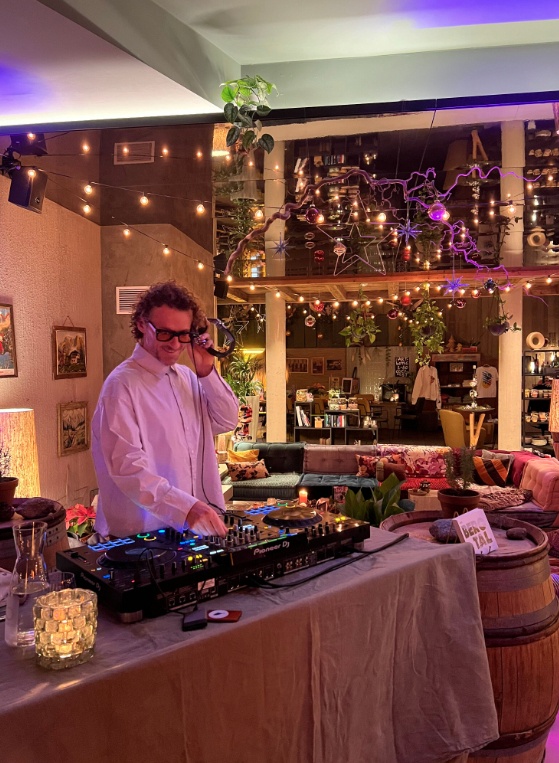Cocktail night with live DJ 