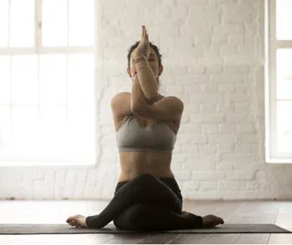Slow yoga flow with Maria - grounding & arriving