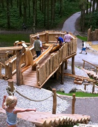 Naturspielplatz mit Wasserwelt im Wald
