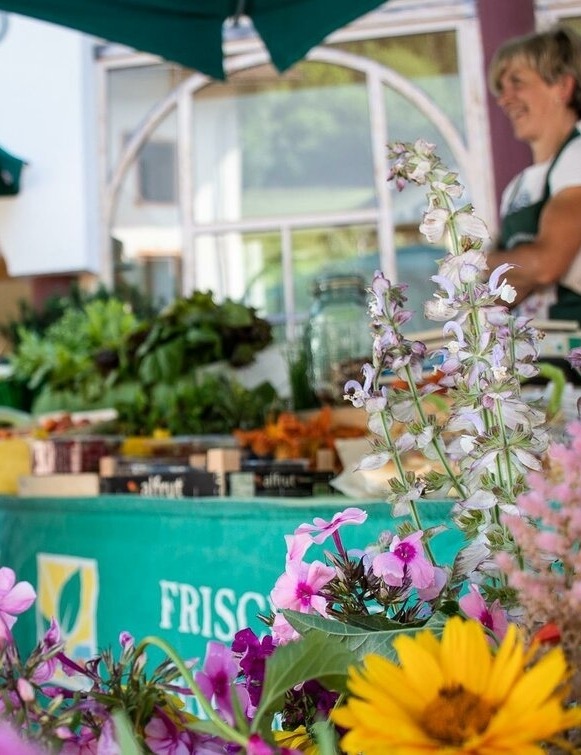 Farmers' and grocers' market image