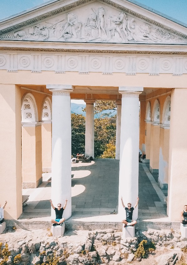 Picnic with a view at the Hussar Temple 