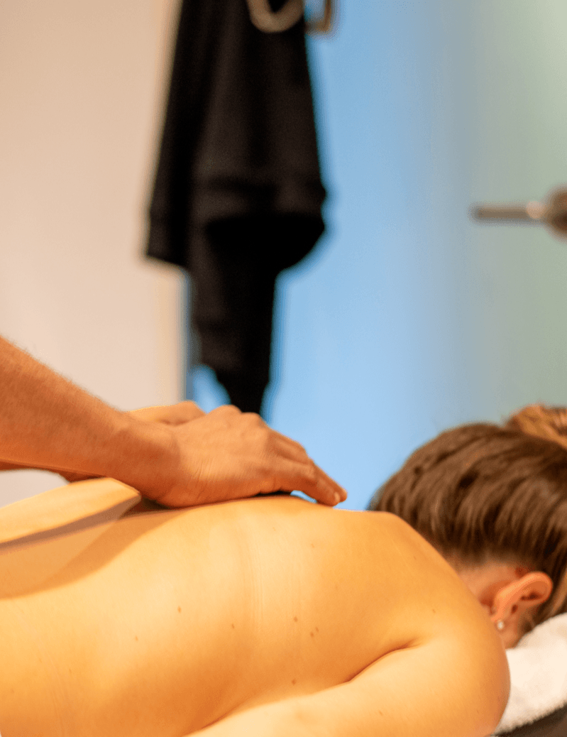 Aufbauende Rückenmassage