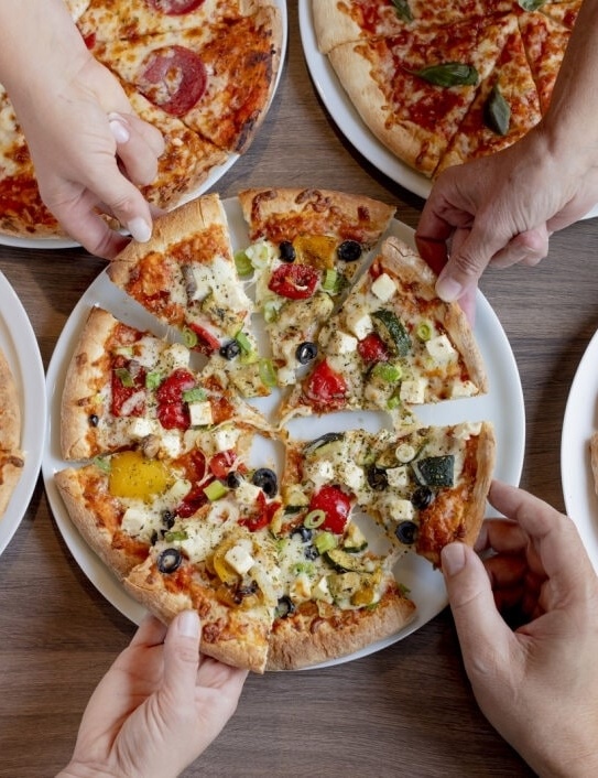 colorful pizza baking with Saskia and Jaimie