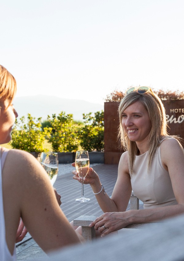  Aperitif mit dem Hotelmanager